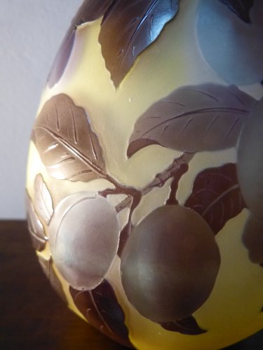 XXe siècle - Emile Gallé, vase aux prunes en verre gravé