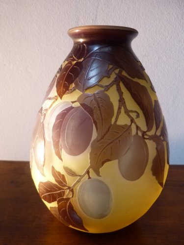 Antiquités - Emile Gallé, vase aux prunes en verre gravé