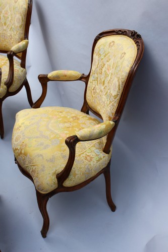 Suite de quatre fauteuils Louis XV dont un estampillé par Jean-Baptiste Lebas - Sièges Style Louis XV