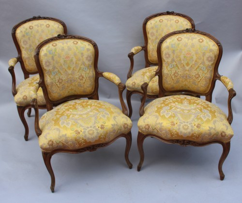 Sièges Fauteuil & Bergère - Suite de quatre fauteuils Louis XV dont un estampillé par Jean-Baptiste Lebas