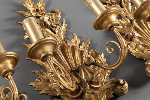 Suite de 4 appliques en bois doré de la fin du XVIIIe siècle - Galerie William Diximus