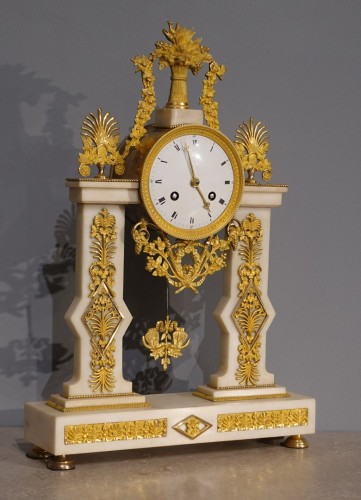 Pendule portique Directoire en marbre et bronzes dorés - Horlogerie Style Directoire