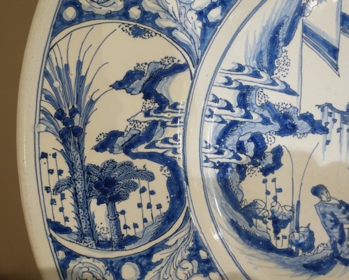 Céramiques, Porcelaines  - Grand plat d'apparat en camaïeu bleu – Nevers XVIIe siècle