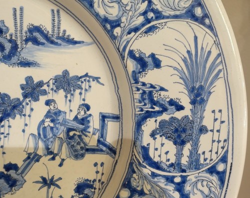 Grand plat d'apparat en camaïeu bleu – Nevers XVIIe siècle - Gérardin et Cie