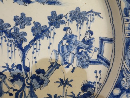 Grand plat d'apparat en camaïeu bleu – Nevers XVIIe siècle - Régence