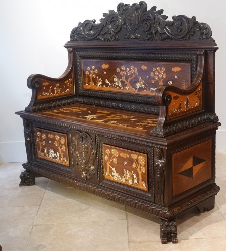 Banc-coffre richement orné d'incrustations – Travail Florentin - Mobilier Style Louis XIII