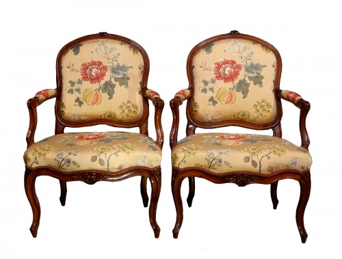 Paire de fauteuils à dossiers plats en noyer du XVIIIe siècle