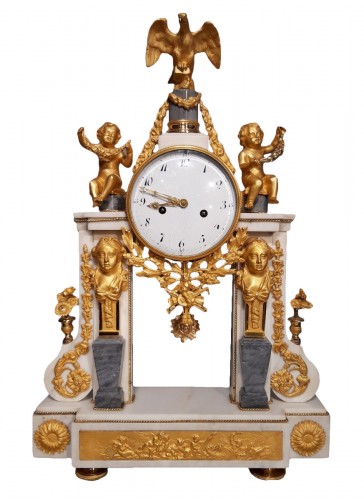Pendule portique Louis XVI en bronze et marbre