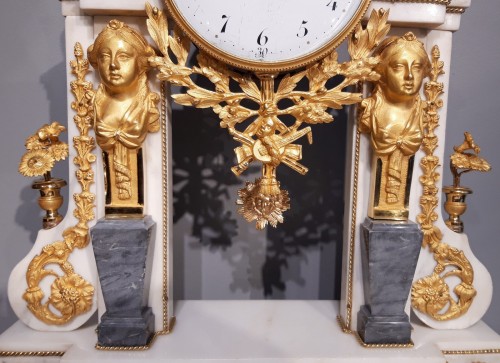 Horlogerie Pendule - Pendule portique Louis XVI en bronze et marbre