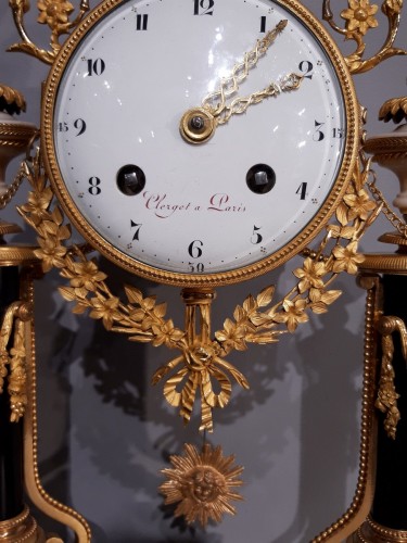 Horlogerie Pendule - Pendule portique Louis XVI en marbre et bronze doré