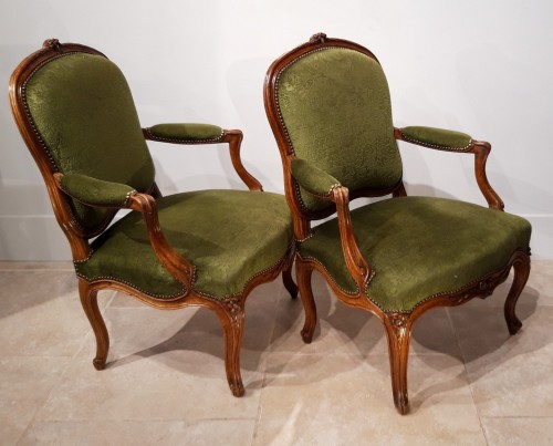 XVIIIe siècle - Paire de fauteuils Louis XV estampillés Pierre Nogaret (1718-1771)