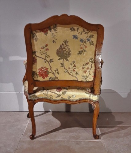 XVIIIe siècle - Paire de fauteuils Louis XV en noyer