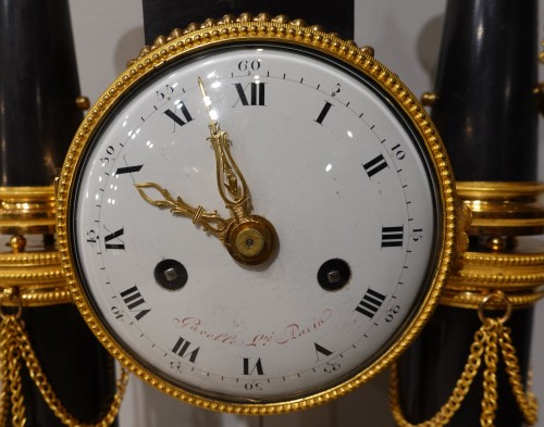 Horlogerie Pendule - Pendule portique Louis XVI signée « Gavelle l'Aîné »