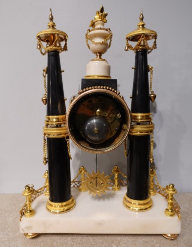 Antiquités - Pendule portique Louis XVI signée « Gavelle l'Aîné »