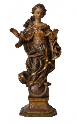 Vierge terrassant le serpent, en bois polychrome d'époque XVIIe