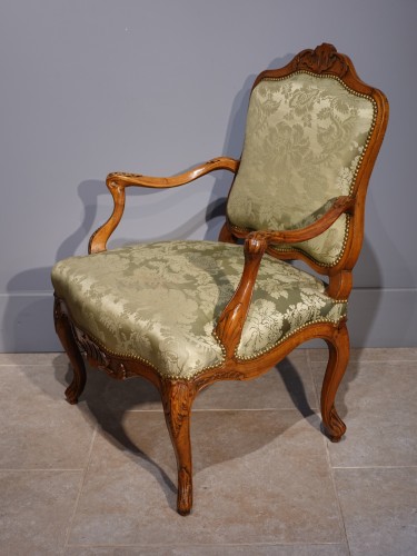 Paire de fauteuils à dossiers plats XVIIIe estampillés Nogaret A Lyon - Sièges Style Louis XV