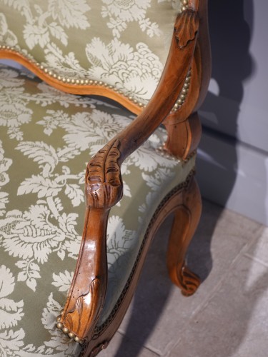 XVIIIe siècle - Paire de fauteuils à dossiers plats XVIIIe estampillés Nogaret A Lyon