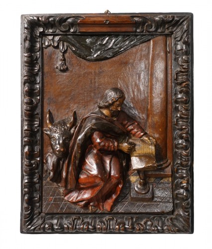 Panneau en bois sculpté polychrome représentant Saint Luc, XVIIe siècle