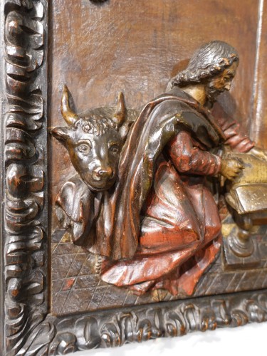 XVIIe siècle - Panneau en bois sculpté polychrome représentant Saint Luc, XVIIe siècle