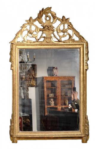 Miroir Louis XVI en bois doré aux attributs de « l'Amour »