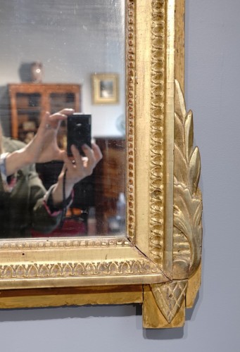 Miroirs, Trumeaux  - Miroir Louis XVI en bois doré aux attributs de « l'Amour »