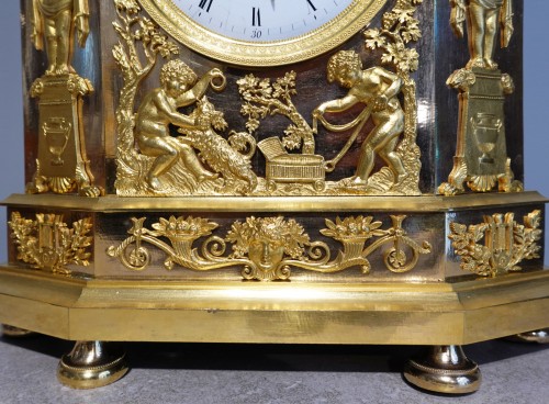 Antiquités - Pendule Restauration en bronze doré signée « Mesnil à Paris »,