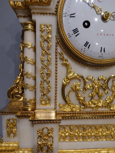 Horlogerie Pendule - Grande Pendule Louis XVI signée Pochon à Paris
