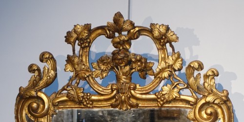 Antiquités - Miroir Louis XV en bois doré d'époque XVIIIe