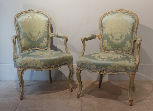 XVIIIe siècle - Paire de fauteuils Louis XV en cabriolet estampillés Louis DELANOIS