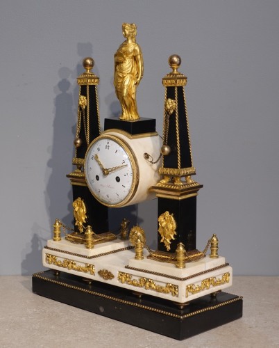Horlogerie Pendule - Pendule portique Louis XVI, signée Degré