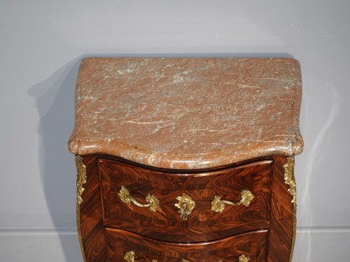 Antiquités - Petite commode Louis XV en bois de violette estampillée I.D.F – Époque XVIIIe