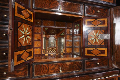 Antiquités - Grand Cabinet attribué à Thomas Hache