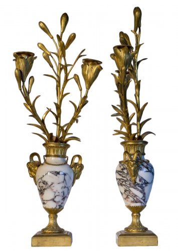 Paire de cassolettes Louis XVI en marbre et bronze doré