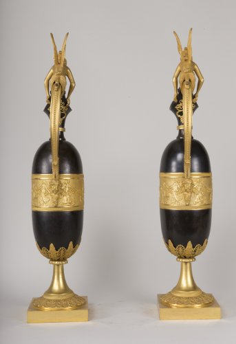 Objet de décoration Cassolettes, coupe et vase - Paire d'aiguières en bronze patiné de Claude Galle