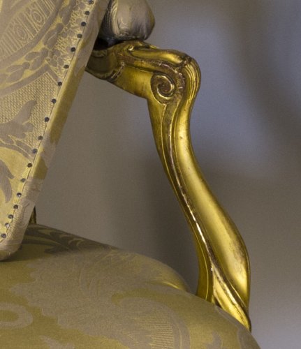 XVIIIe siècle - Paire de fauteuils à chassis d’époque Louis XV en bois doré