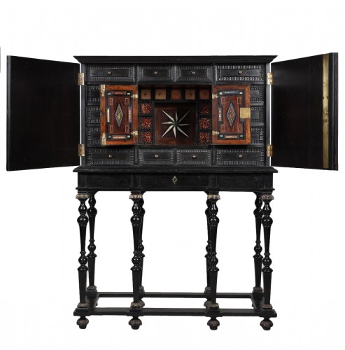Cabinet flamand en ébène et bois noirci