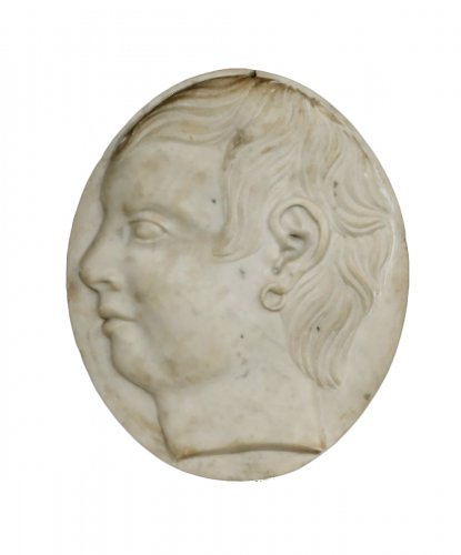 Médaillon en marbre représentant un jeune homme