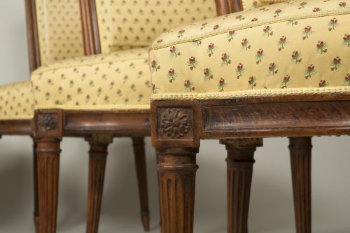 Suite de six chaises en noyer d'époque Louis XVI - Sièges Style Louis XVI