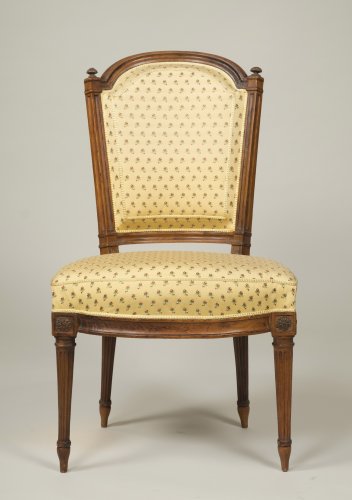XVIIIe siècle - Suite de six chaises en noyer d'époque Louis XVI