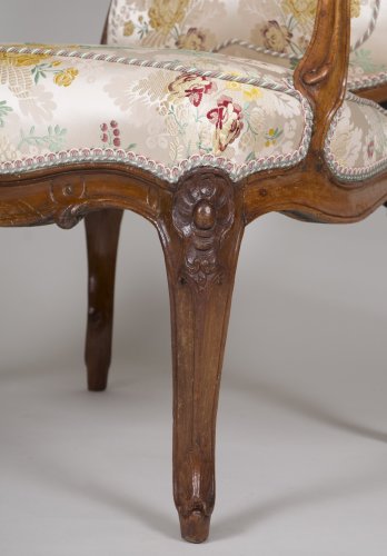 Louis XV - Paire de fauteuils à la reine en noyer estampillés Tilliard