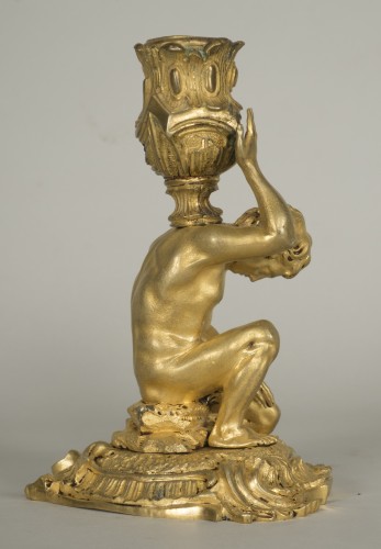 Luminaires Bougeoirs et Chandeliers - Bougeoir en bronze doré figurant un homme assis sur un rocher