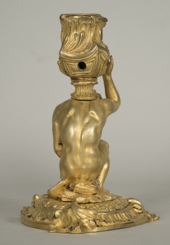 Bougeoir en bronze doré figurant un homme assis sur un rocher - Galerie Gilles Linossier