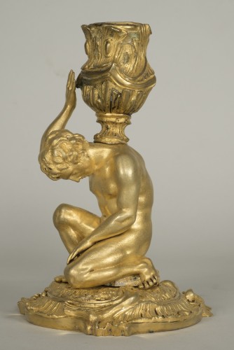 XVIIIe siècle - Bougeoir en bronze doré figurant un homme assis sur un rocher