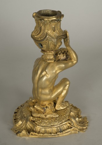 Antiquités - Bougeoir en bronze doré figurant un homme assis sur un rocher