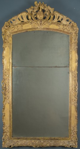 XVIIIe siècle - Miroir en bois doré, première moitié du XVIIIe siècle