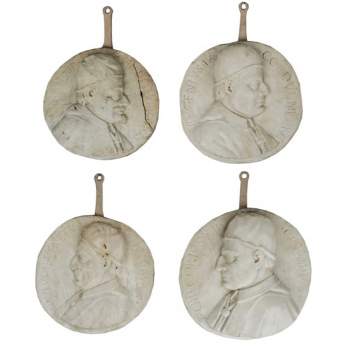 Suite de quatre médaillons en marbre blanc de carrare  représentant des papes