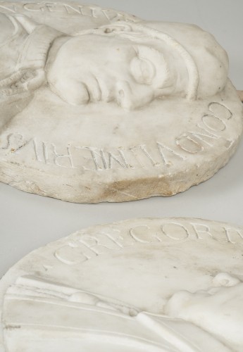 XVIIIe siècle - Suite de quatre médaillons en marbre blanc de carrare  représentant des papes