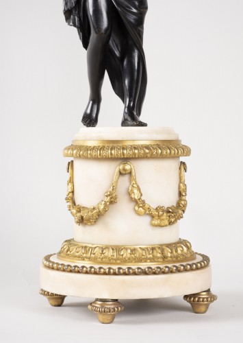Paire de candélabres en marbre de carrare et bronze patiné et doré - Galerie Gilles Linossier