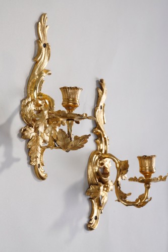 XVIIIe siècle - Petite paire d’applique rocaille d’époque Louis XV en bronze doré