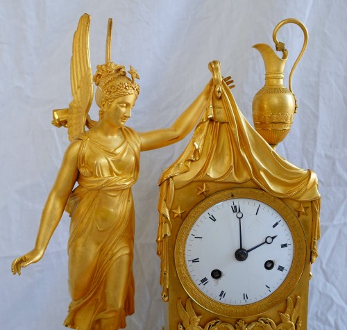 XIXe siècle - Pendule Empire en bronze doré - Le lever du jour
